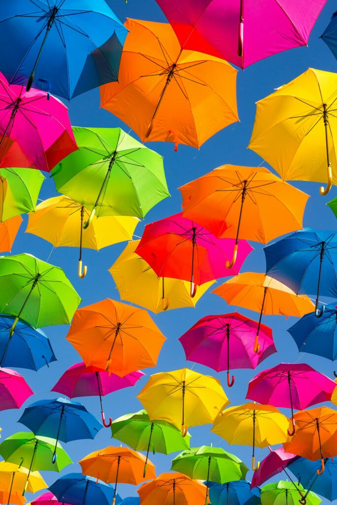 Guarda-chuvas coloridos abertos contra o céu azul