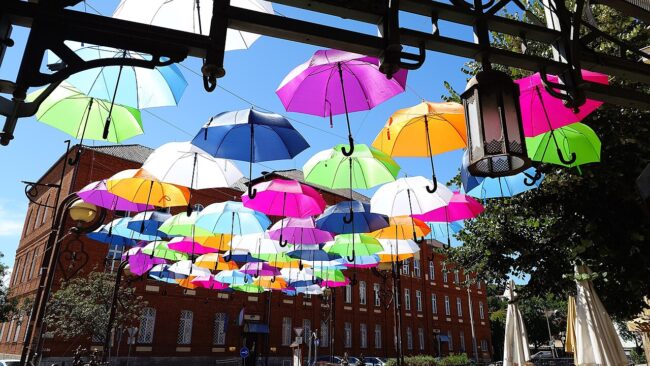 Guarda-chuvas coloridos suspensos como decoração de festa