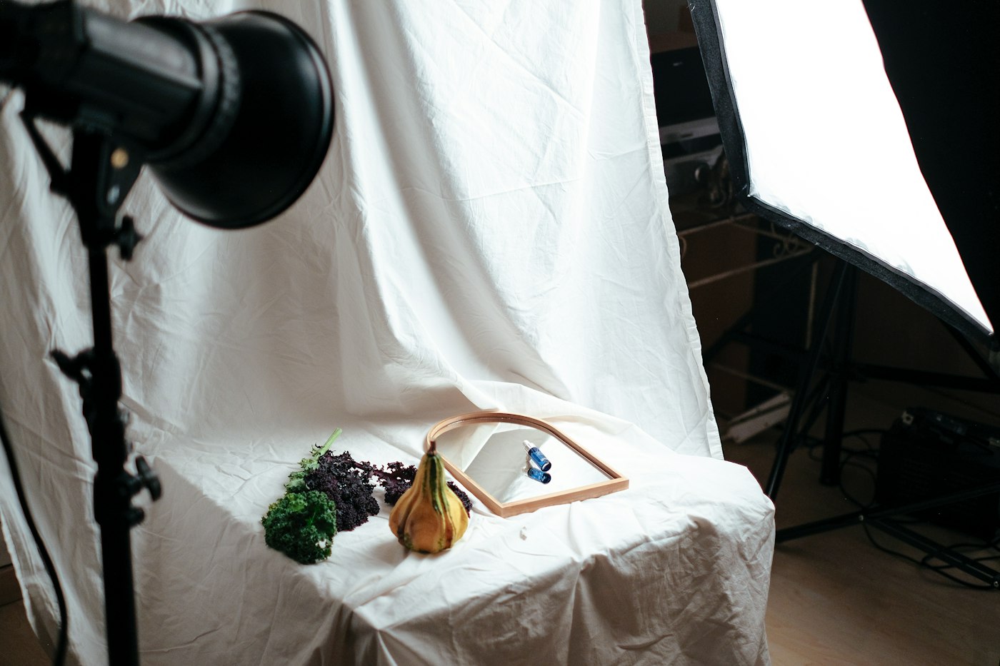 Montagem de fotografia de produto com iluminação e fundo neutro