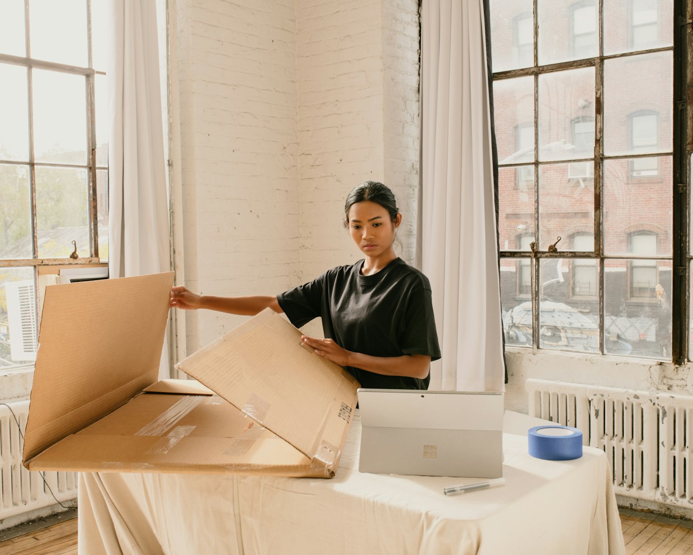 Pequena empreendedora embalando um pedido para envio