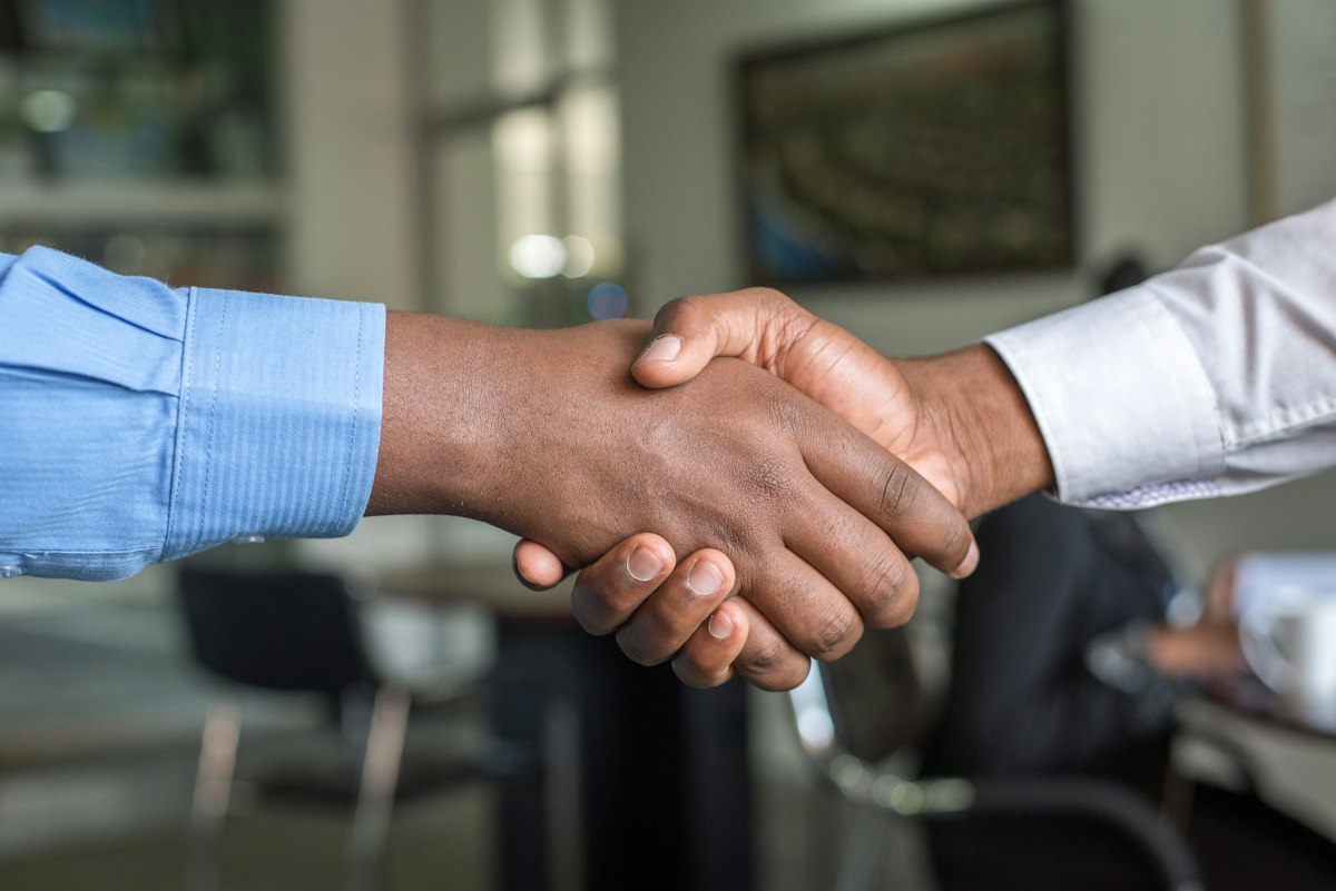 Aperto de mãos simbolizando o fechamento de uma venda B2B