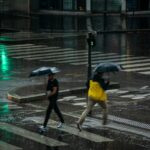 Pessoas andando na chuva com guarda-chuvas, brinde útil para clientes de salão de beleza