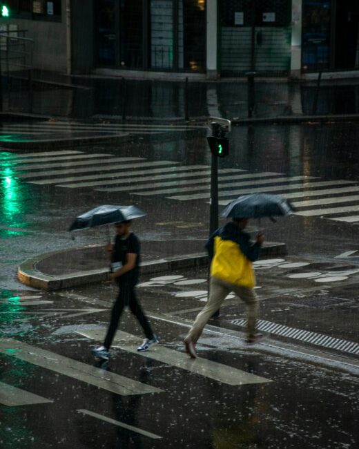 guarda chuva personalizado brinde salao de beleza Pessoas andando na chuva com guarda-chuvas, brinde útil para clientes de salão de beleza